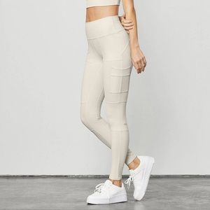 Alo Yoga Cargo Leggings in Bone